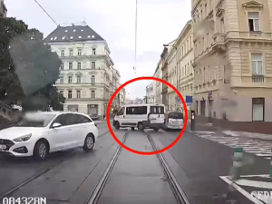 VIDEO: Policejní honička jako z filmu. Řidič poničil několik aut a nebál se vjet i na chodník