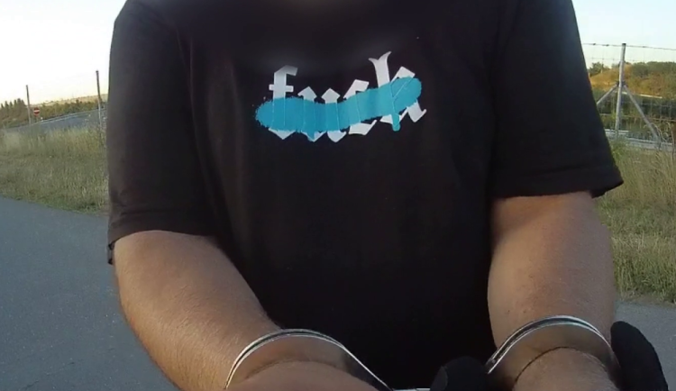 Muže okamžitě zadrželi.