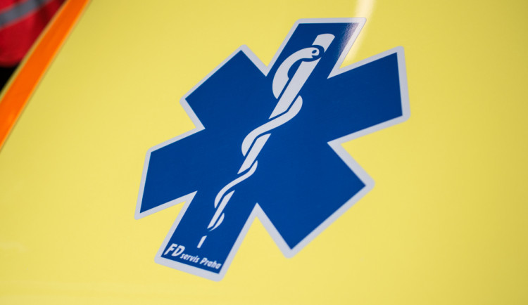 Ranní nehoda u Velké Bíteše s tragickými následky. Řidička motocyklu nepřežila náraz do stromu