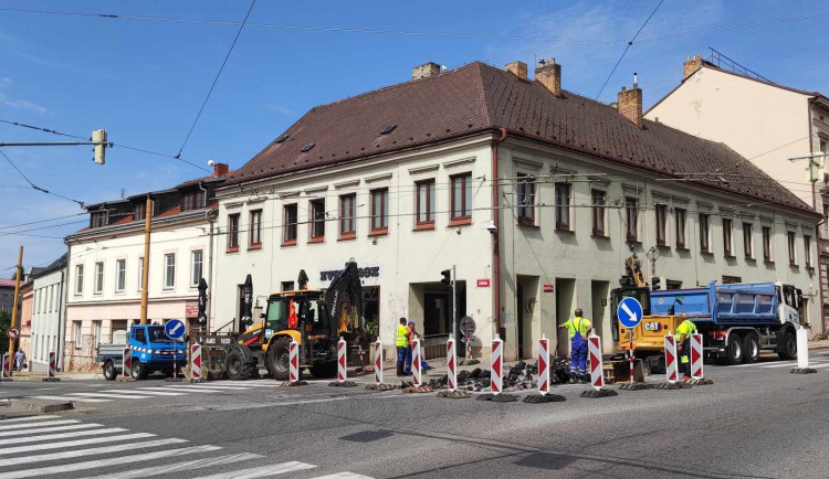 Vytížená křižovatka u Zverimexu je od pondělí plně průjezdná. V srpnu tam začne rekonstrukce semaforů