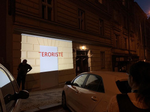 Aktivisté promítali film o válečných zločinech na dům rodiny ruského zbrojaře