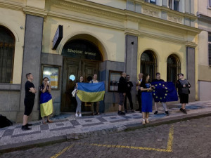 Aktivisté promítali film o válečných zločinech na dům rodiny ruského zbrojaře