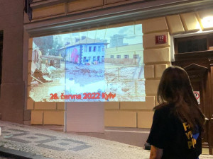 Aktivisté promítali film o válečných zločinech na dům rodiny ruského zbrojaře