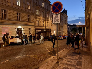 Aktivisté promítali film o válečných zločinech na dům rodiny ruského zbrojaře