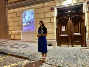 Aktivisté promítali film o válečných zločinech na dům rodiny ruského zbrojaře