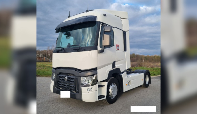 Chodec zemřel po srážce s kamionem v Praze. Řidič z místa nehody ujel