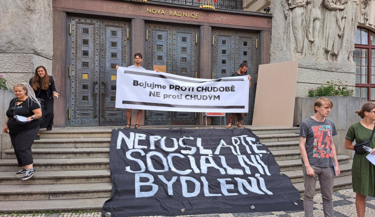 Proti návrhu nových pravidel protestovaly před radnicí desítky lidí.