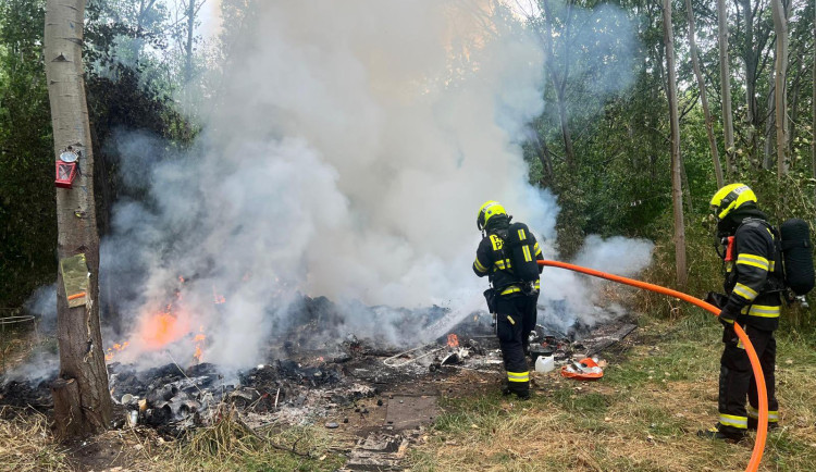Hasiči našli při požáru ohořelého člověka. Případ řeší kriminalisté