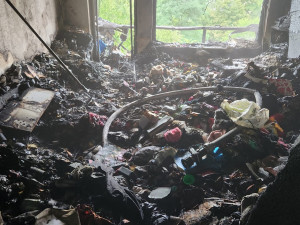 Při požáru bytu v Praze uhořeli dva psi. Dva lidé skončili v péči záchranářů