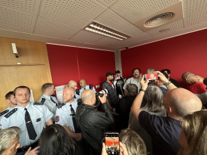 VIDEO: U soudu s Čermákem a Tušlem museli zasáhnout těžkooděnci