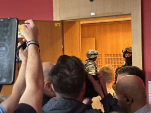 VIDEO: U soudu s Čermákem a Tušlem museli zasáhnout těžkooděnci