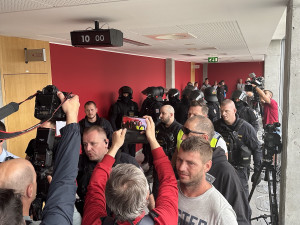 VIDEO: U soudu s Čermákem a Tušlem museli zasáhnout těžkooděnci