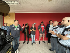 VIDEO: U soudu s Čermákem a Tušlem museli proti jejich příznivcům zasáhnout těžkooděnci