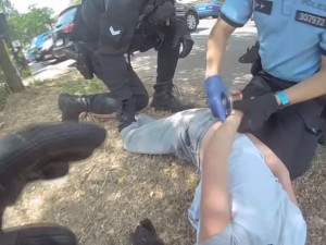 VIDEO: Silně intoxikovaná žena kousala strážníky. Křičela, že má hlad