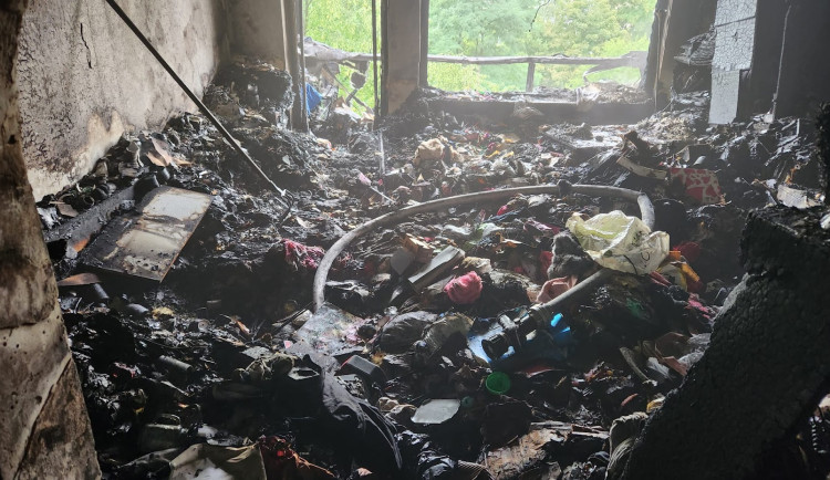 Při požáru bytu v Praze uhořeli dva psi. Dva lidé skončili v péči záchranářů