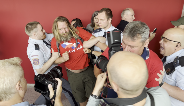 Prostor před soudní síní vyklidila policie.