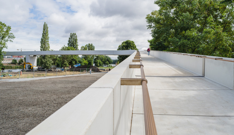 FOTOGALERIE: Štvanická lávka je konečně otevřená, končí přívoz