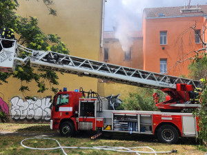 V Praze 8 způsobila nabíječka elektrokoloběžky požár, který zničil celý byt