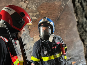 V Praze 8 způsobila nabíječka elektrokoloběžky požár, který zničil celý byt