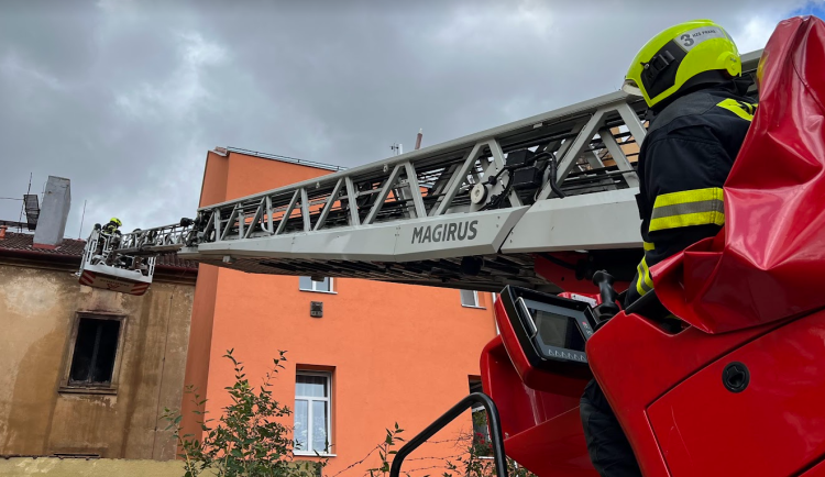 V Praze 8 způsobila nabíječka elektrokoloběžky požár, který zničil celý byt