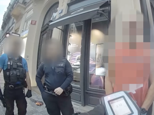 VIDEO: Opilý turista rozbil v centru Prahy dvoje dveře. Strážníkům tvrdil, že je za nimi jeho ukradený pes