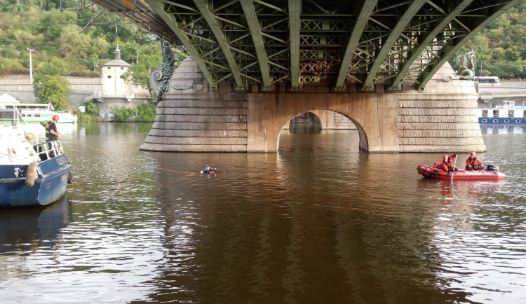 Hasiči vytáhli z Vltavy mrtvolu muže. Případ řeší policie