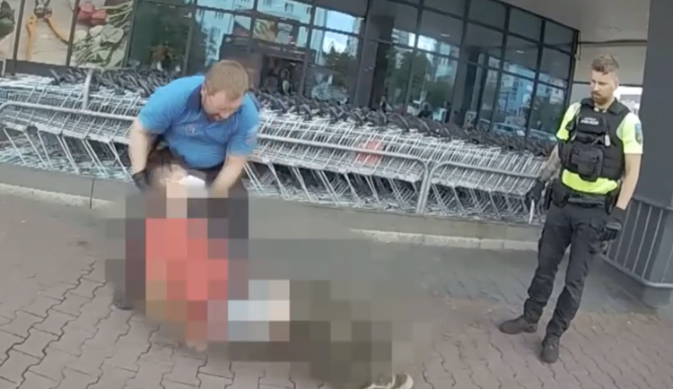 VIDEO: Přestaň flusat. Plivajícímu opilci museli strážníci v Praze nasadit roušku