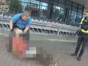 VIDEO: Přestaň flusat. Plivajícímu opilci museli strážníci v Praze nasadit roušku