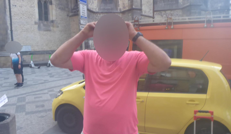 Kolemjdoucí pomohl chytit podvodníka, který vydělával na focení turistů s hadem