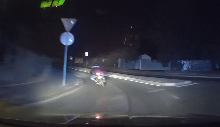 VIDEO: Motorkář ujížděl policistům Prahou na kradeném stroji, měl zákaz řízení