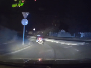 VIDEO: Motorkář ujížděl policistům Prahou na kradeném stroji, měl zákaz řízení
