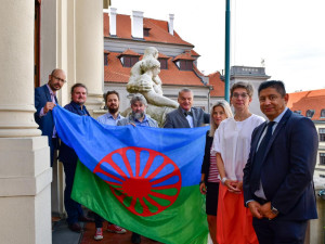 Magistrát vyvěsil na připomínku romského holocaustu vlajku. Přidaly se i některé městské části