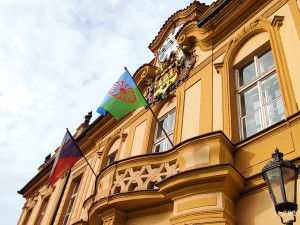 Magistrát vyvěsil na připomínku romského holocaustu vlajku. Přidaly se i některé městské části