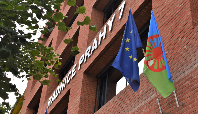 Vlajku vyvěsila i Praha 7.
