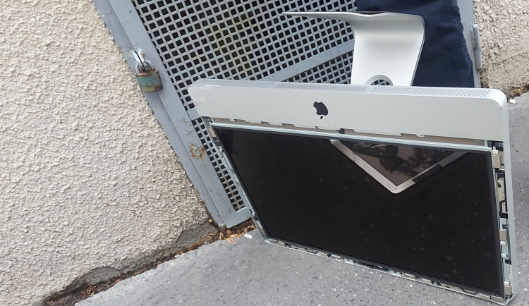 Počítač pád nepřežil