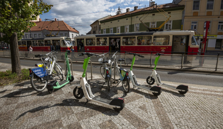 Uživatelé sdílených koloběžek je budou moci v centru parkovat jen někde
