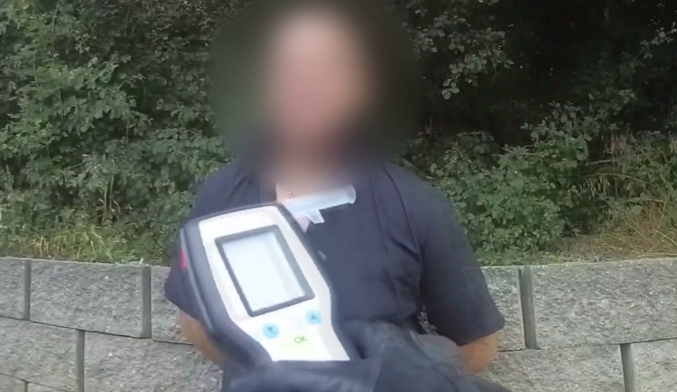 VIDEO: Kradené auto, zákaz řízení, drogy a alkohol v těle. Pražské policisty překvapil drzý řidič