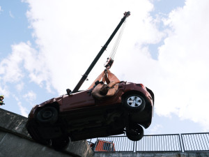 Sedmdesátiletá řidička spadla s autem z deseti metrů na koleje