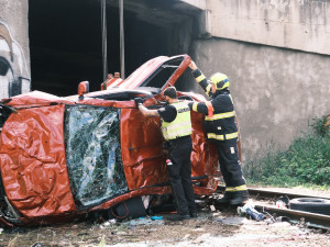 Sedmdesátiletá řidička spadla s autem z deseti metrů na koleje
