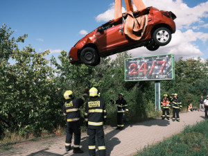 Sedmdesátiletá řidička spadla s autem z deseti metrů na koleje