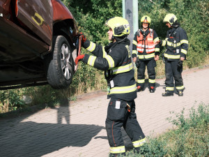 Sedmdesátiletá řidička spadla s autem z deseti metrů na koleje