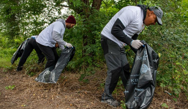Být dobrým sousedem znamená i uklízet své okolí