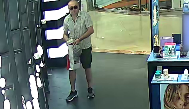 VIDEO: Muž s igelitkou nakradl v Praze dámské parfémy za třicet tisíc