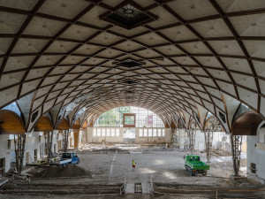 FOTOGALERIE: Dělníci začali vztyčovat konstrukci vyhořelého křídla Průmyslového paláce