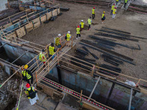 FOTOGALERIE: Dělníci začali vztyčovat konstrukci vyhořelého křídla Průmyslového paláce