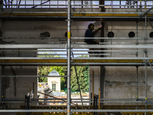 FOTOGALERIE: Dělníci začali vztyčovat konstrukci vyhořelého křídla Průmyslového paláce