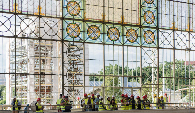 FOTOGALERIE: Dělníci začali vztyčovat konstrukci vyhořelého křídla Průmyslového paláce