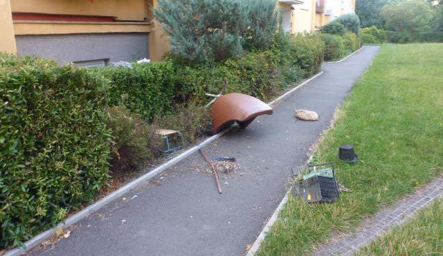 Muž vyhazoval věci z balkonu. Letící křeslo těsně minulo skupinu dětí