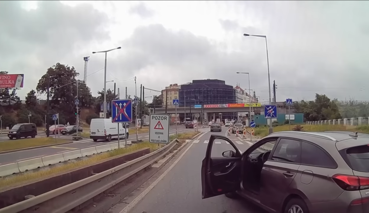VIDEO: Seš ču*ák? Polez ven! Agresivní policista v civilu nadával řidiči