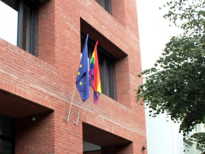 Vlajka na radnici Prahy 7.